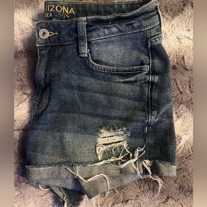 Sz 7 Arizona Jean distressed shorts